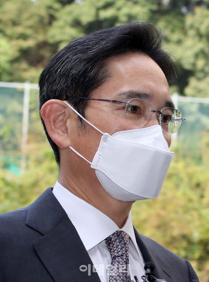 이재용 삼성전자 부회장이 지난 21일 오전 서울 서초구 서울중앙지방법원에서 열린 회계부정·부당합병 관련 1심 속행 공판에 출석하기 위해 법정으로 향하고 있다. 사진=방인권 기자