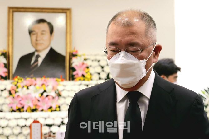 정의선 현대자동차그룹 회장이 10월 29일 서울 종로구 서울대병원 장례식장에 마련된 고(故) 노태우 전 대통령의 빈소를 조문하고 있다. (사진=사진공동취재단)