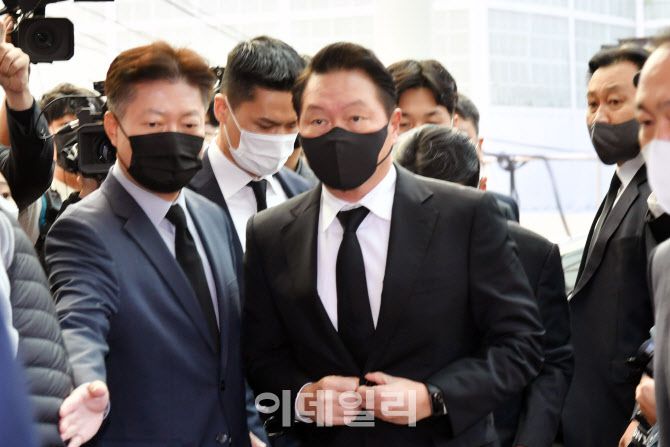 최태원 SK그룹 회장이 27일 서울대병원 장례식장에 마련된 노태우 전 대통령의 빈소에서 조문을 위해 이동하고 있다.(사진=이영훈 기자)