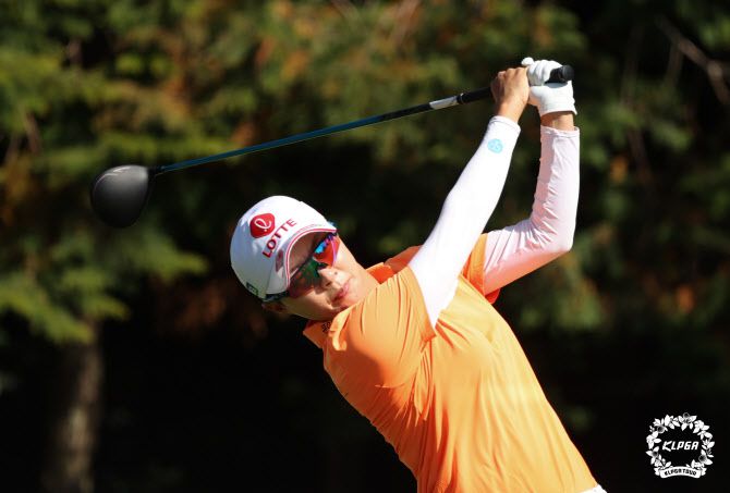 김효주가 4번홀에서 힘차게 티샷하고 있다. (사진=KLPGA)