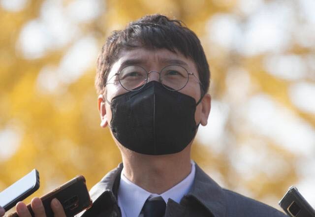 ‘고발사주’ 의혹 핵심 인물 김웅 국민의힘 의원이 3일 오전 경기 과천시 고위공직자범죄수사처에서 조사를 받기위해 출석해 취재진 질문에 답변하고 있다. (사진=뉴시스)