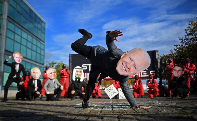 영국 글래스고에서 열린 COP26 회의장 앞에 ‘오징어게임 시위대’가 등장했다. (사진= AFP)