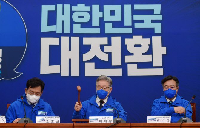 이재명(가운데) 더불어민주당 대선 후보가 3일 오전 국회에서 열린 중앙선거대책위원회의를 주재하고 있다. (사진=연합뉴스)