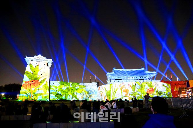 14일까지 경기도 수원화성에서 열리고 있는 ‘만천명월(萬川明月) 정조의 꿈, 빛이 되다’ 미디어아트쇼