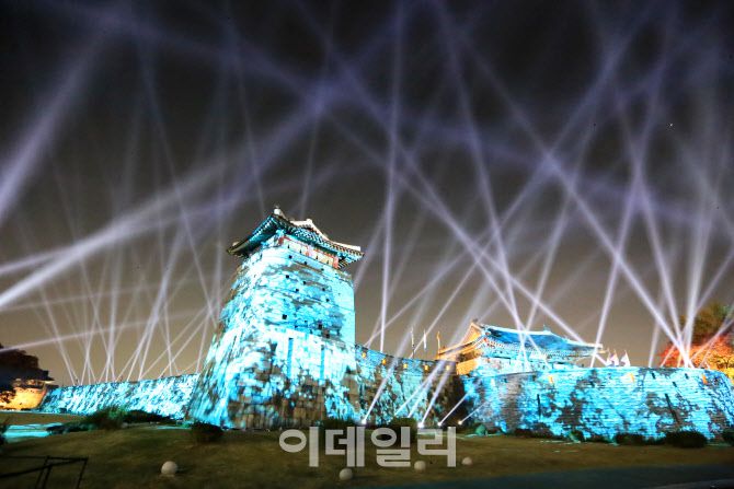 14일까지 경기도 수원화성에서 열리고 있는 ‘만천명월(萬川明月) 정조의 꿈, 빛이 되다’ 미디어아트쇼