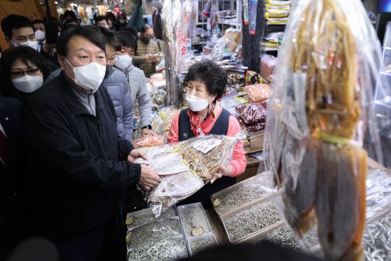 국민의힘 윤석열 대선 후보가 6일 오전 서울 송파구 가락농수산물종합도매시장 건어물 상점에서 오징어를 구매하고 있다. (사진=연합뉴스)