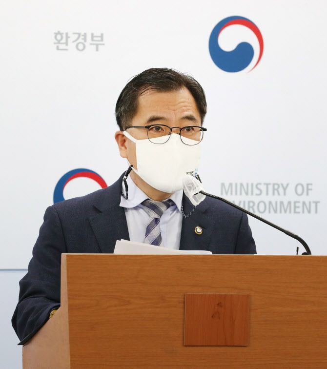 홍정기 환경부 차관이 8일 정부세종청사에서 ‘경유차 촉매제(요소수) 및 요소 불법유통’과 관련해 산업통상자원부, 공정거래위원회, 국세청, 관세청, 경찰청 등 관계부처 합동 조사계획을 발표하고 있다. (사진= 연합뉴스)