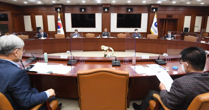 홍남기(가운데) 경제부총리 겸 기획재정부 장관이 7일 서울 광화문 정부서울청사에서 열린 ‘제2차 대외경제안보 전략회의’를 주재하고 있다. (사진=기재부)