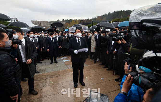 [이데일리 노진환 기자] 윤석열 국민의힘 대선 후보가 10일 광주 북구 국립 5·18 민주묘지에서 방문을 항의하는 시민들에게 막혀 참배단까지 가지 못한 채 도중에 멈춰 서 발언하고 있다.