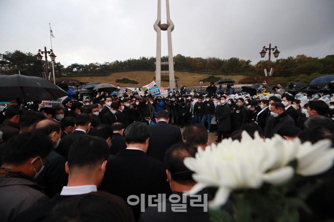 [이데일리 노진환 기자] 경선 과정에서 ‘전두환 옹호’ 발언과 SNS에서 ‘개 사과’ 논란을 일으킨 윤석열 국민의힘 대선후보가 10일 오후 광주 북구 운정동 국립5·18민주묘지에서 사과를 거부하는 광주 시민들에 막혀 묵념으로 참배를 하고 있다.