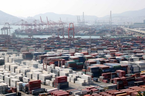 부산 남구 신선대부두(아래)와 감만부두(위)에서 컨테이너 선적 및 하역작업이 진행되고 있다.(사진=뉴시스)