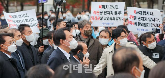 [이데일리 노진환 기자] 윤석열 국민의힘 대선후보가 10일 오후 광주 북구 운정동 국립5·18민주묘지에서 참배를 위해 묘역으로 향하고 있다.