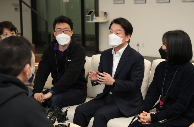 안철수 국민의당 대선 후보가 12일 인터넷을 통해 방송영상과 영화를 공급하는 국내의 대표적인 OTT 플랫폼 기업인 서울 강남의 왓챠 본사를 방문해 왓챠 박태훈 대표 및 직원들과 대화하고 있다. (사진=연합뉴스)