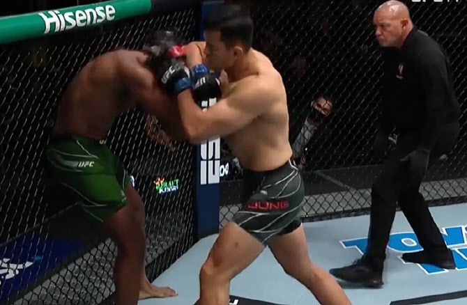 케네디 은제추쿠를 상대로 엘보우 공격을 퍼붓는 정다운. 사진=스포티비 화면 캡처