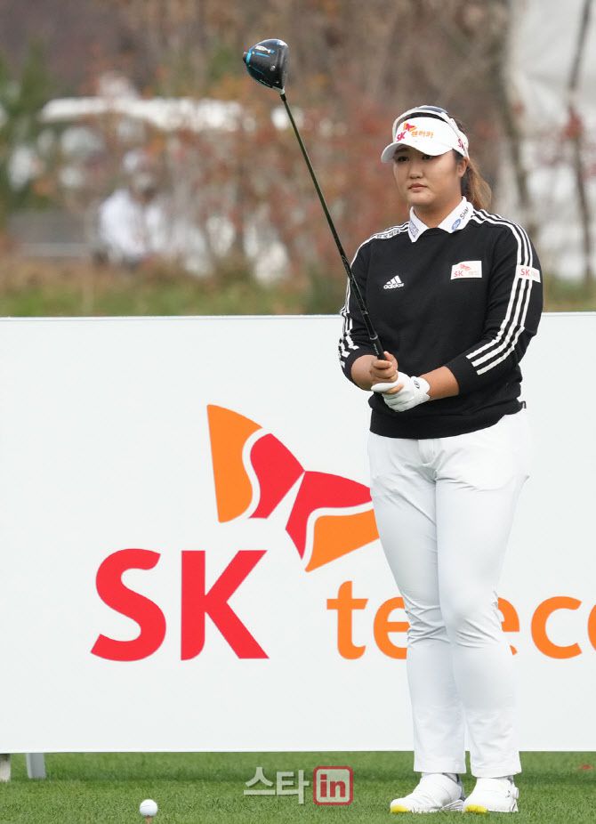 유해란이 1번홀에서 티샷하기 전 목표지점을 정하고 있다. (사진=이데일리 골프in 조원범 기자)