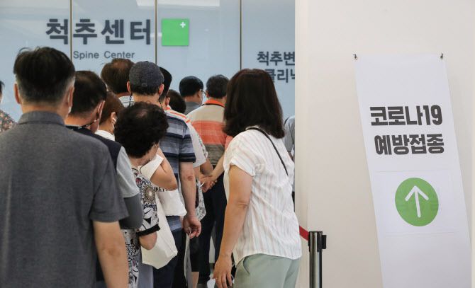 지난 8월 60∼74세 등 상반기에 아스트라제네카(AZ) 백신을 1차 접종한 사람을 대상으로 2차 접종이 시작된 12일 오후 서울 강서구 서울부민병원에서 접종 대상자들이 차례를 기다리고 있다. (사진= 연합뉴스)