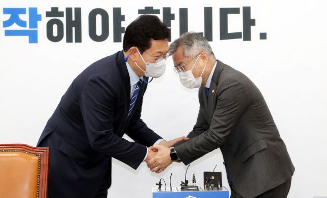 송영길(왼쪽) 더불어민주당 대표가 지난 5월 11일 오후 국회 열린민주당 대표실을 방문해 최강욱 대표와 악수를 하고 있다. (사진=연합뉴스)