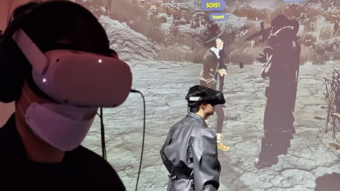 ‘허수아비 H’ 공연 모습. 뒤에선 배우가 메타버스 공연 속 주인공 ‘허수아비’를 연기하고 있고, 앞에선 관객이 VR기기를 쓰고 이를 체험하고 있다. (사진=이승무 교수)