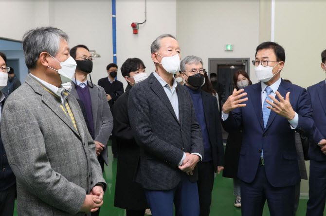 허창수 전경련 회장이 23일 경기도 안산시 소재 인쇄회로기판(PCB) 및 반도체 패키지 공정 화학소재 생산 전문기업인 ㈜오알켐을 방문해 연구소 및 생산 시설을 둘러보고 있다.(사진=전경련)