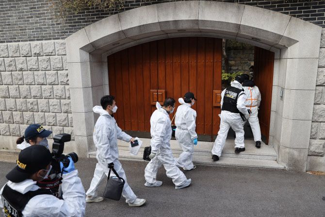 전직 대통령인 전두환씨가 사망한 23일 오전 서울 서대문구 연희동 자택으로 과학수사대가 들어가고 있다.(사진=연합뉴스)