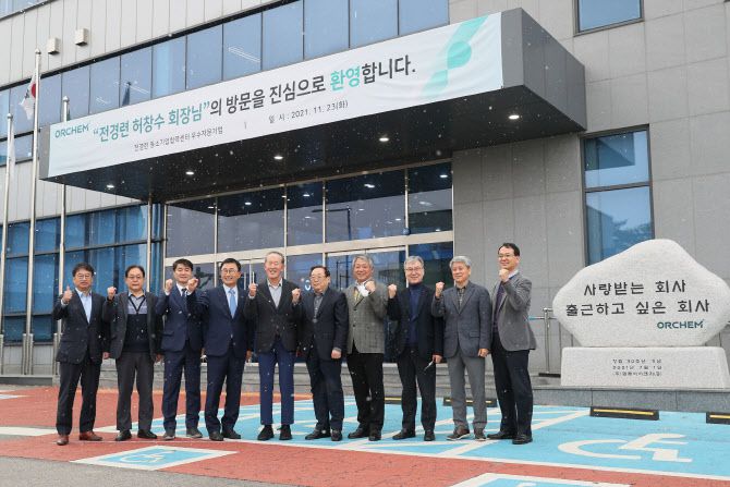 허창수 전경련 회장이 23일 경기도 안산시 소재 인쇄회로기판(PCB) 및 반도체 패키지 공정 화학소재 생산 전문기업인 ㈜오알켐을 방문해 기념촬영을 하고 있다. 사진 왼쪽부터 박철한 중기센터 소장, 이원순 경영자문단 위원장,  이충호 (주)오알켐 대표, 이재현 (주)오알켐 대표, 허창수 전경련 회장, 남기재 경영자문단 고문, 배상근 전경련 전무, 정혁재 경영자문단 위원, 김영덕 경영자문단 위원, 조연구 경영자문단 위원(사진=전경련)