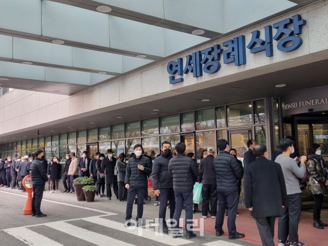 24일 오후 1시 50분쯤부터 전씨가 안치된 서울 서대문구 신촌세브란스병원 앞에는 우리공화당 지지자들 100여명이 조문을 위해 줄을 서고 있다.(사진=조민정 기자)