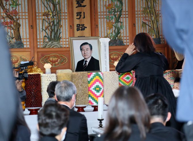 10월 30일 경기도 파주시 탄현면 검단사 무량수전에서 고(故) 노태우 전 대통령의 유해가 안치된 후 불교의식을 거행하고 있다.(사진=연합뉴스)