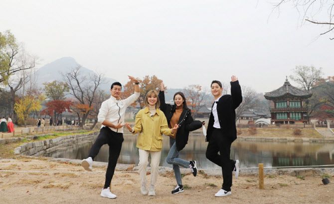 전 피겨스케이팅 국가대표 곽민정 코치(오른쪽 두 번째)가 최성조 헬스트레이너, 개그우먼 윤미숙 등과 함께 ‘국대가 간다 경복궁으 비밀’편 콘텐츠를 촬영하고 있다. 사진=서울지방보훈청