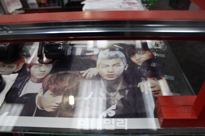 할리우드대로에 있는 한 기념품 매장 카운터 책상 유리에 방탄소년단의 신인 시절 모습이 담긴 포스터가 끼워져 있다. (사진=김현식 기자)