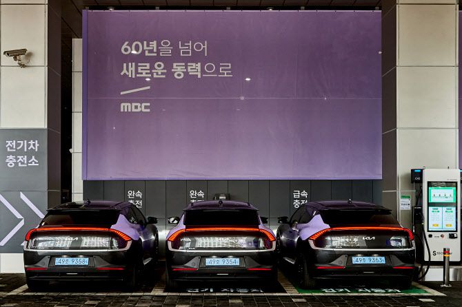MBC가 국내 언론사 최초로 지난 달, 취재용 전기차를 도입해 운행에 들어갔다. 2023년까지 단계적으로 본사의 업무용 차량을 친환경 전기차로 전환하는 등 ESG 경영에 박차를 가할 계획이다. MBC 제공