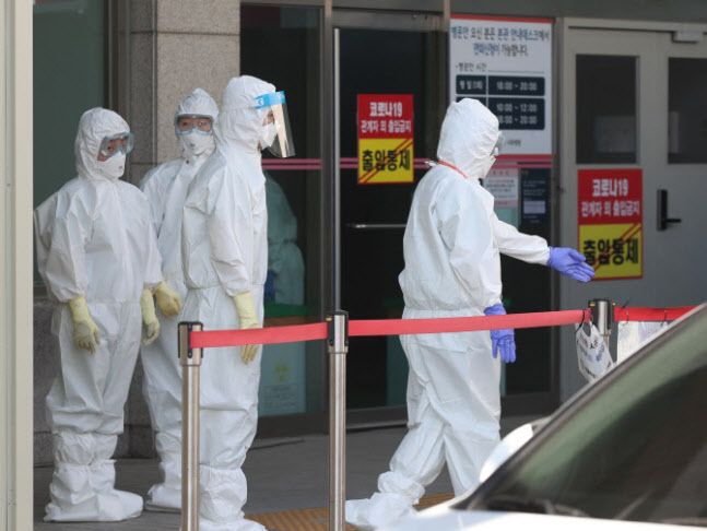 코로나19 신규 확진자 및 위중증 환자가 역대 최고치를 기록한 2일 서울 은평구 서울특별시립 서북병원에서 의료진이 분주하게 움직이고 있다. (사진= 연합뉴스)