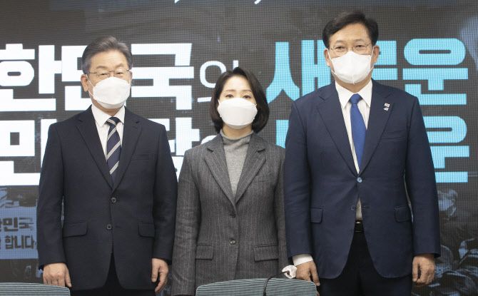 더불어민주당 이재명 대선후보(왼쪽)가 지난달 30일 서울 여의도 중앙당사 브리핑룸에서 열린 ‘이재명 캠프 공동상임선대위원장 인선 발표’에서 공동상임선대위원장으로 임명된 조동연 교수(가운데)와 기념 촬영하고 있다 (국회사진기자단)