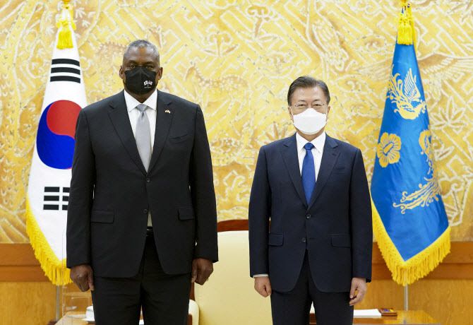 문재인 대통령(오른쪽)이 지난 2일 청와대에서 방한한 로이드 오스틴 미국 국방장관과 만나 기념촬영을 하고 있다. (사진=연합뉴스 제공)