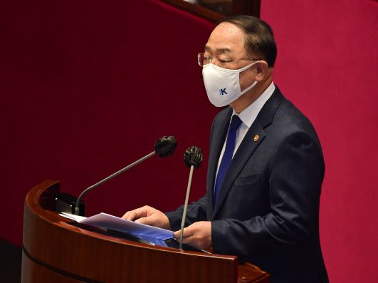 홍남기 경제부총리 겸 기획재정부 장관이 지난 3일 국회에서 열린 본회의에서 2022년도 예산안 관련 제안설명을 하고 있다. (사진=연합뉴스)