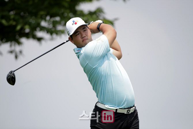 2021시즌 KPGA 코리안투어 제네시스 대상과 상금왕을 받는 김주형. (사진=KPGA)