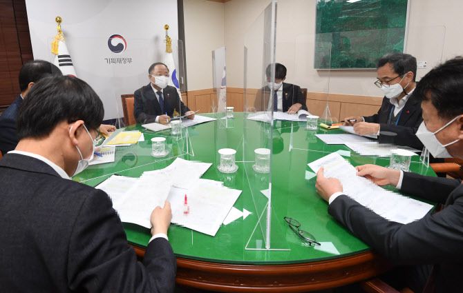 15일 서울 광화문 정부서울청사에서 열린 관계장관회의(녹실회의)에 참석자들이 논의하고 있다. (사진=기재부)