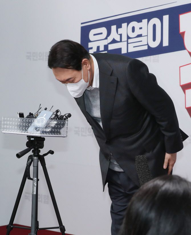 김건희씨 각종 논란 관련 사과하는 윤석열 후보. 사진=연합뉴스