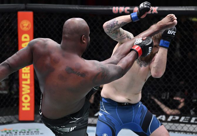데릭 루이스가 크리스 다우카우스에게 강력한 왼발 헤드킥을 날리고 있다. 사진=UFC 제공