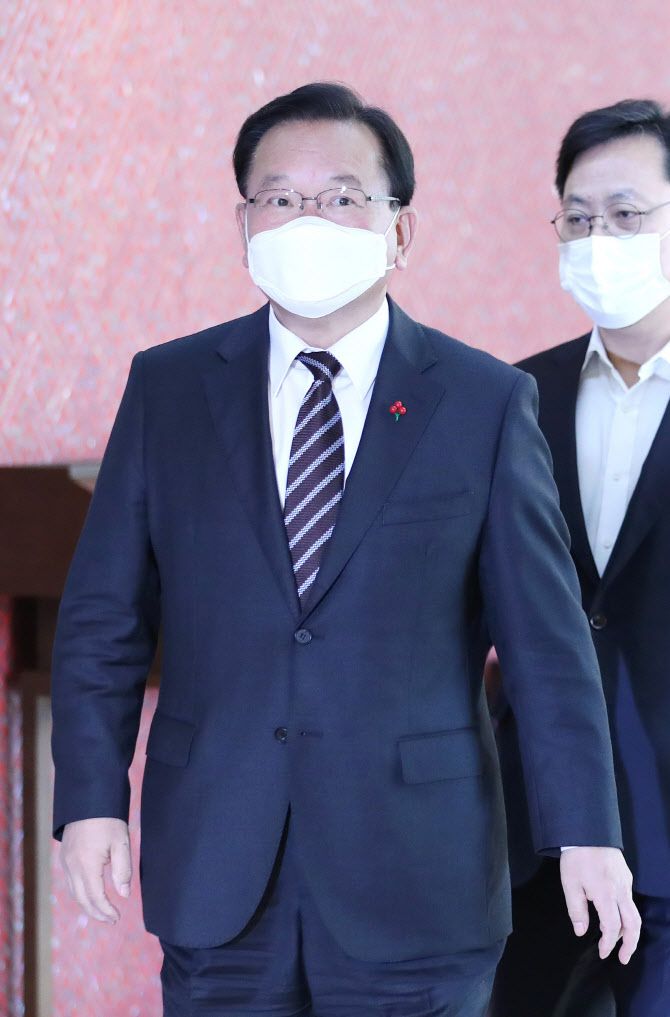 김부겸 국무총리가 21일 세종시 정부세종청사에서 열린 적극행정 우수사례 경진대회 시상식에 참석하고 있다. 김 총리는 이날 라디오 방송에 출연해 다주택자 양도세 중과 완화 방안을 두고 “동의하기 어렵다”는 입장을 밝혔다. (사진=연합뉴스)