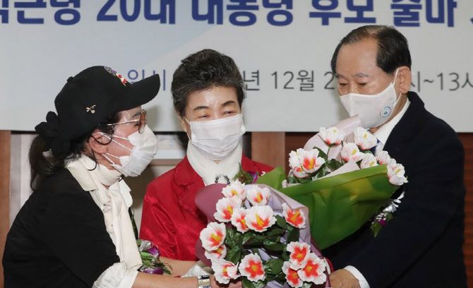 박근령 전 육영재단 이사장(가운데)과 신재훈 신한반도당 총재(오른쪽)가 지지자로부터 꽃다발을 받고 있다.(사진=연합뉴스)