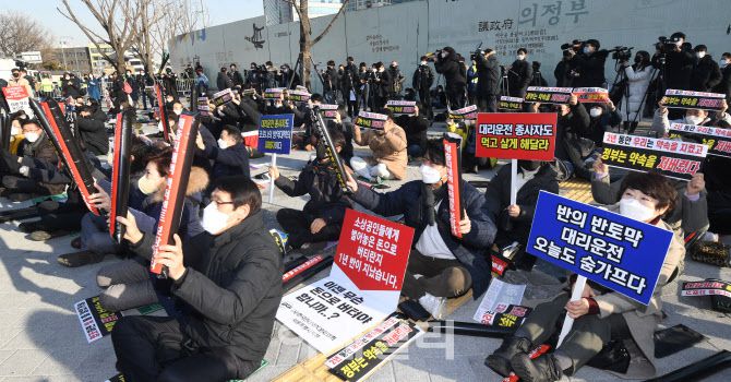 정부의 방역지침에 반발한 ‘코로나19 대응 전국자영업자비상대책위원회‘가 22일 서울 광화문 시민열린마당에서 총궐기대회를 열고 있다.(사진=방인권 기자)