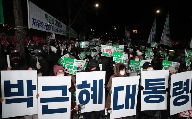 박근혜 전 대통령이 특별사면으로 석방된 31일 새벽 서울 강남구 일원동 삼성서울병원 앞에서 박 전 대통령 지지자들이 환호하고 있다. (사진=공동취재)