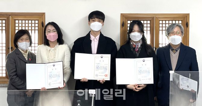 왼쪽부터 서인화 국립국악원 국악연구실장, ‘제10회 국립국악원 학술상’ 우수학술상 이주인 씨, 최우수학술상 이도현 씨, 우수평론상 김연수 씨, 김영운 국립국악원장(사진=국립국악원)