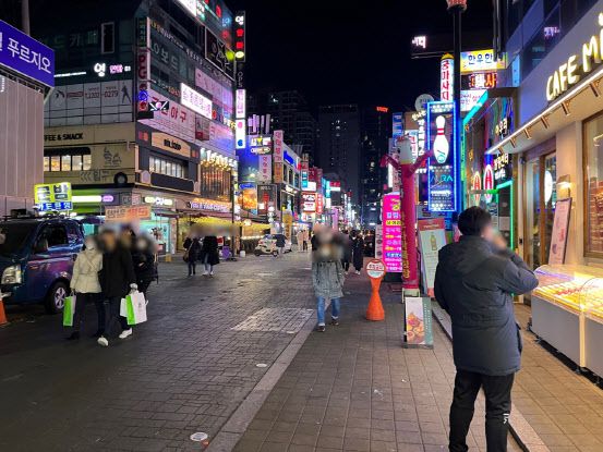 지난 1일 오후 8시 송파구 방이동의 먹자골목 모습. (사진=권효중 기자)