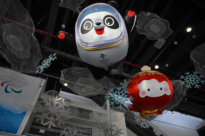 2022 베이징 동계올림픽 마스코트(왼쪽)와 패럴림픽 마스코트(오른쪽) (사진=AFP)