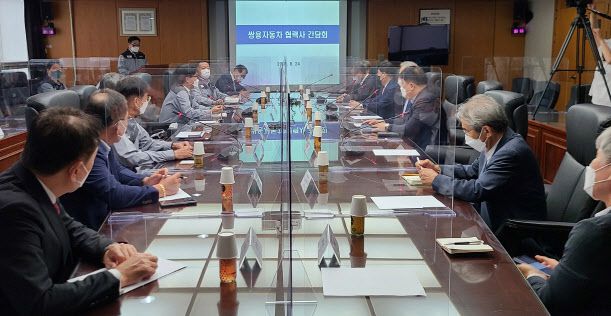 쌍용자동차가 지난해 8월 24일 평택공장 본사에서 상거래 채권단 및 주요 부품 협력사 대표들과 간담회를 개최하고 성공적인 M&A 추진을 통한 회생절차 조기 종결 등을 논의하고 있다.(사진=연합뉴스)