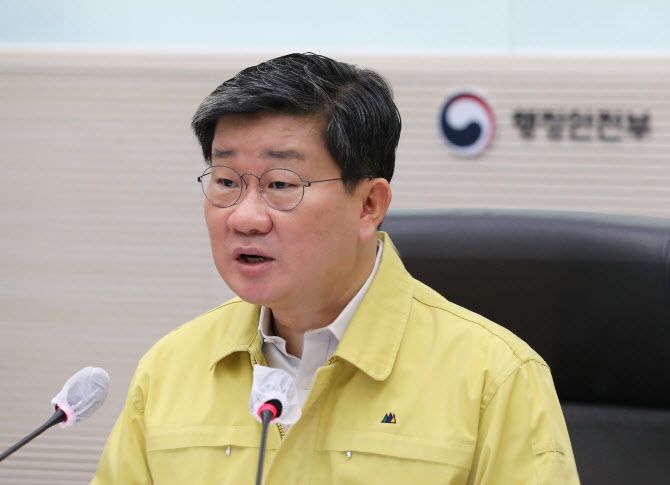 전해철 중앙재난안전대책본부 2차장(행정안전부 장관)이 5일 오전 세종시 정부세종2청사에서 열린 신종 코로나바이러스 감염증(코로나19) 대응 중앙재난안전대책본부 회의에서 발언하고 있다. (사진=연합뉴스)