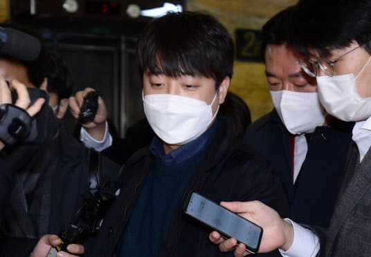 이준석 국민의힘 대표가 6일 국회 당 대표실을 나서며 취재진의 질문을 받고 있다.(사진=국회사진취재단)