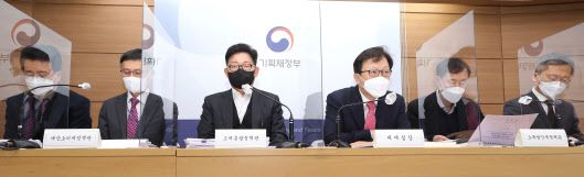 김태주(오른쪽에서 세번째) 기획재정부 세제실장 등 관계자들이 지난 4일 세종시 정부세종청사에서 ‘2021년 세법개정 후속 시행령 개정안’ 브리핑을 열고 있다. (사진=연합뉴스)
