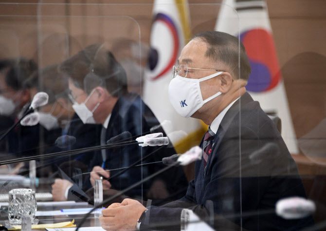 홍남기 경제부총리 겸 기획재정부 장관이 지난달 28일 정부세종청사에서 기재부 확대간부회의를 주재하고 있다. (사진=기재부)